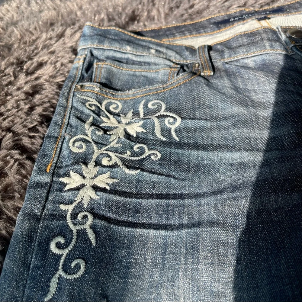 DRIFTWOOD Classic Blue Embroidered Jeans with Distressed Detailing USA Denim Y2K - Picture 6 of 10